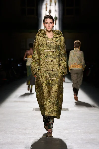 Look 17